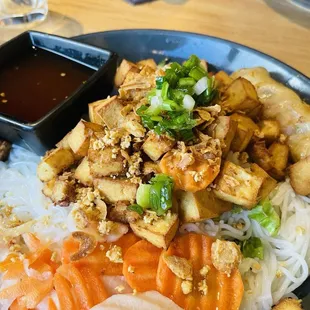 Noodle bowl with crispy tofu