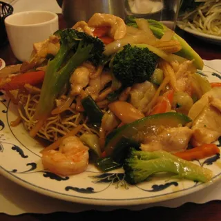 Pan Fried Egg Noodle W/prawns, Chicken & Vegetable