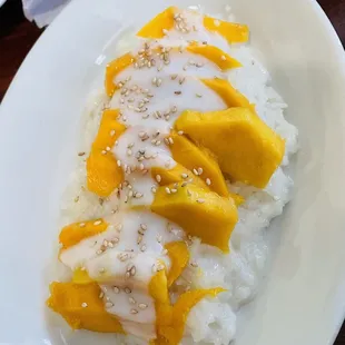 Sweet sticky rice with mango