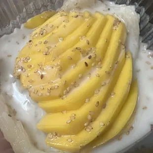 Sticky rice with mango