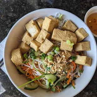 Fried tofu with veggies