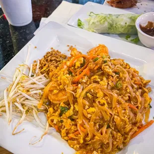 D9. Shrimp Pad Thai