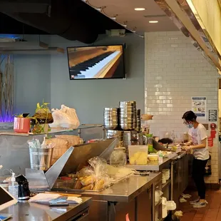 Semi open kitchen/expo line