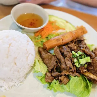 Grilled beef with egg roll rice plate