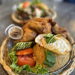Fried chicken with red rice and egg