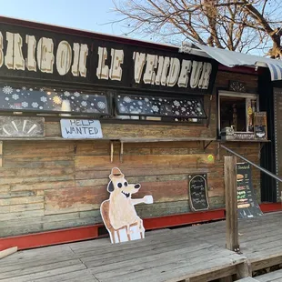 Cute food truck located in an interesting location ...