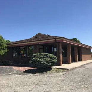 the outside of the restaurant