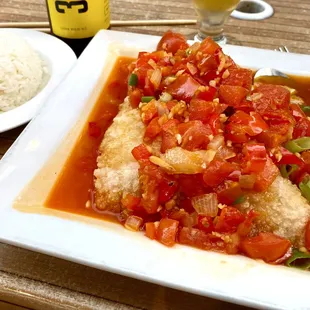 Cá sốt cà (Tomato Sauce Fish) Fried filet of red snapper topped with tomato, bell pepper and garlic sauce