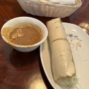 Salad roll with peanut sauce