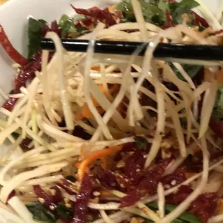 Green Papaya Salad with Beef Jerky (Gi u B)