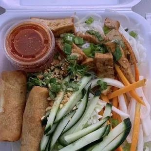 Vermicelli noodle bowl (Bun) w/tofu and veggie roll