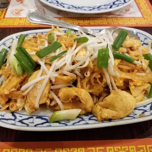 Chicken Pad Thai with no flavor and no heat