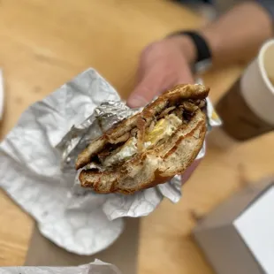 Fried egg sandwich with marinated mushrooms (regular bread)