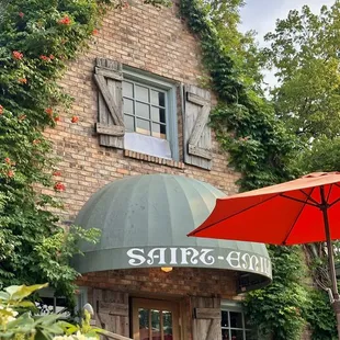 The outside is darling and picturesque!