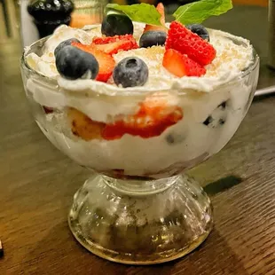 Sweet ricotta &amp; berries trifle