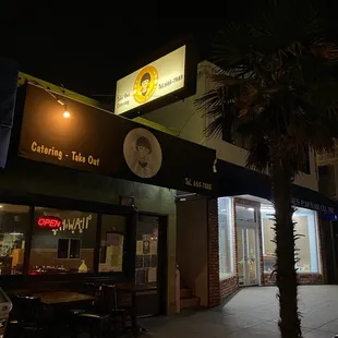 the outside of a restaurant at night