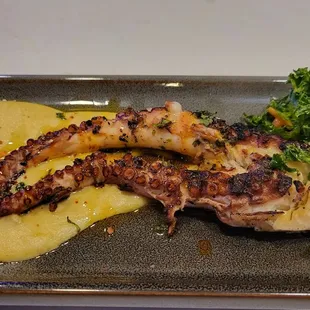 Octopus with mashed malanga