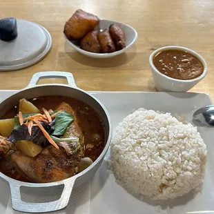 Fricasé de pollo, arroz y habichuelas con amarillos