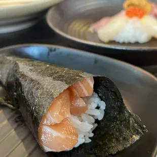 Salmon hand roll