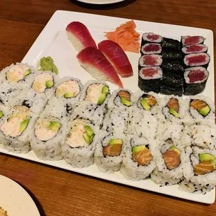 Happy hour sushi (2 crunchy rolls, 2 salmon avocado rolls, 2 tuna rolls, nigiri)