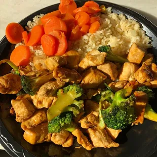 Hibachi chicken with broccoli, rice and sweet carrots with a side of teriyaki noodles
