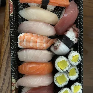 Sushi deluxe with oshinko roll