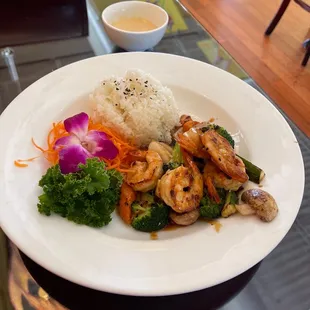 Hibachi shrimp and white rice with vegetables