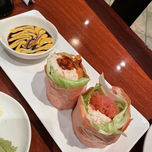 Sake&apos;s super lettuce wrap roll