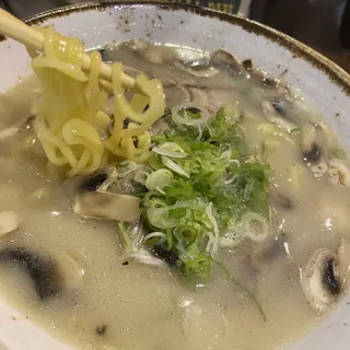 K5. Paitan Pork Ramen