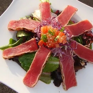 Seared Tuna Tataki Salad *