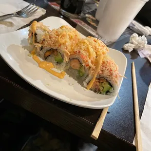 This is a crunchy 2 in 1it has salmon tempura,avocado inside,spicy crab meat,crunch flakes w/spicy Mayo on top