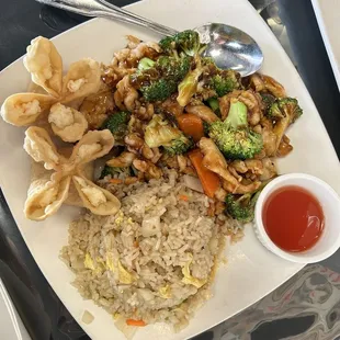 Lunch Deal: Blooming Broccoli with Chicken, Fried Rice, and Crab Rangoons