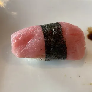Pale sushi and Yummy Tuna Roll description