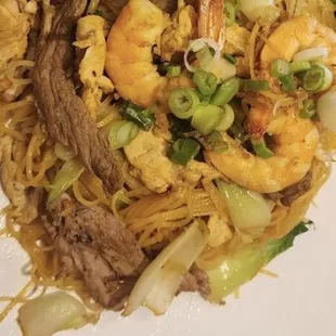 This is the stir fried ramen noodle with grilled shrimp,broccoli,bamboo shoots,sprouts,onions and seasoned perfectly!
