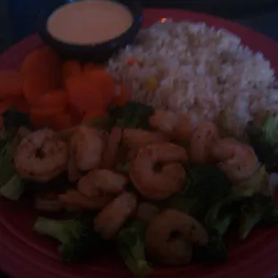 Shrimp with broccoli, carrots, rice and shrimp sauce.