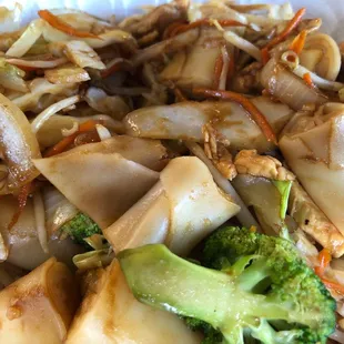 Roll noodles with chicken.