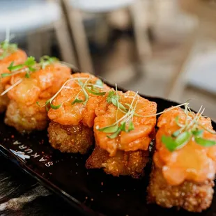 Spicy salmon crispy bites