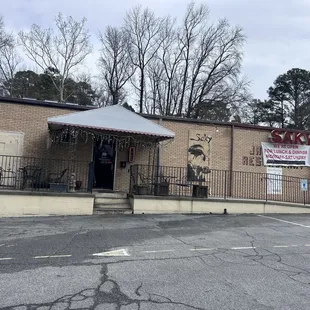 the outside of the restaurant