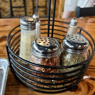 Everything you need to dress the pizza!