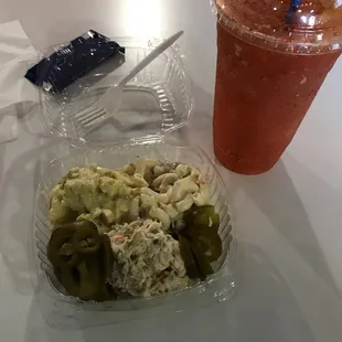 Trío de Ensaladas y Agua Mineral preparada.