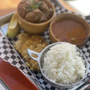 Chivo con arroz y habichuela y tostones