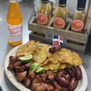 Carnita con longaniza y tostones