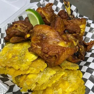Chicharrón de pollo con tostone
