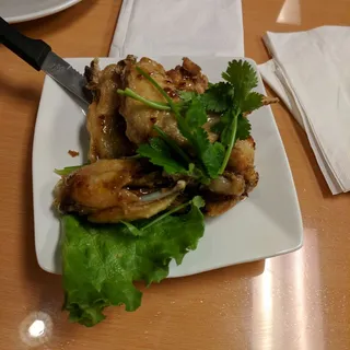 Fried Chicken Wings with Garlic Sauce