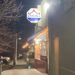 outside - THEY MOVED TO 102 RICHMOND DRIVE NE