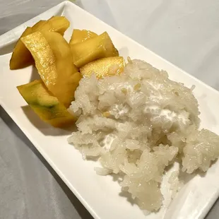Sweet sticky rice with mango