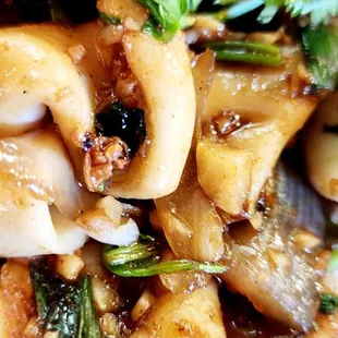 PAD GARLIC, COMBINATION SEAFOOD, MUSHROOMS &amp; GARLIC