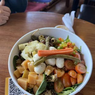 Veggie salad with tofu scramble