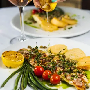 Filete de Corvina 
Corvina fillet cooked in brown butter with chopped parsley, lemon, baked potato slices and a mix of fresh vegetables