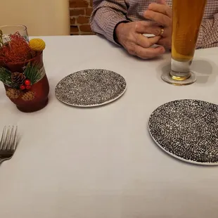 No bread or pre-dinner nibbles provided